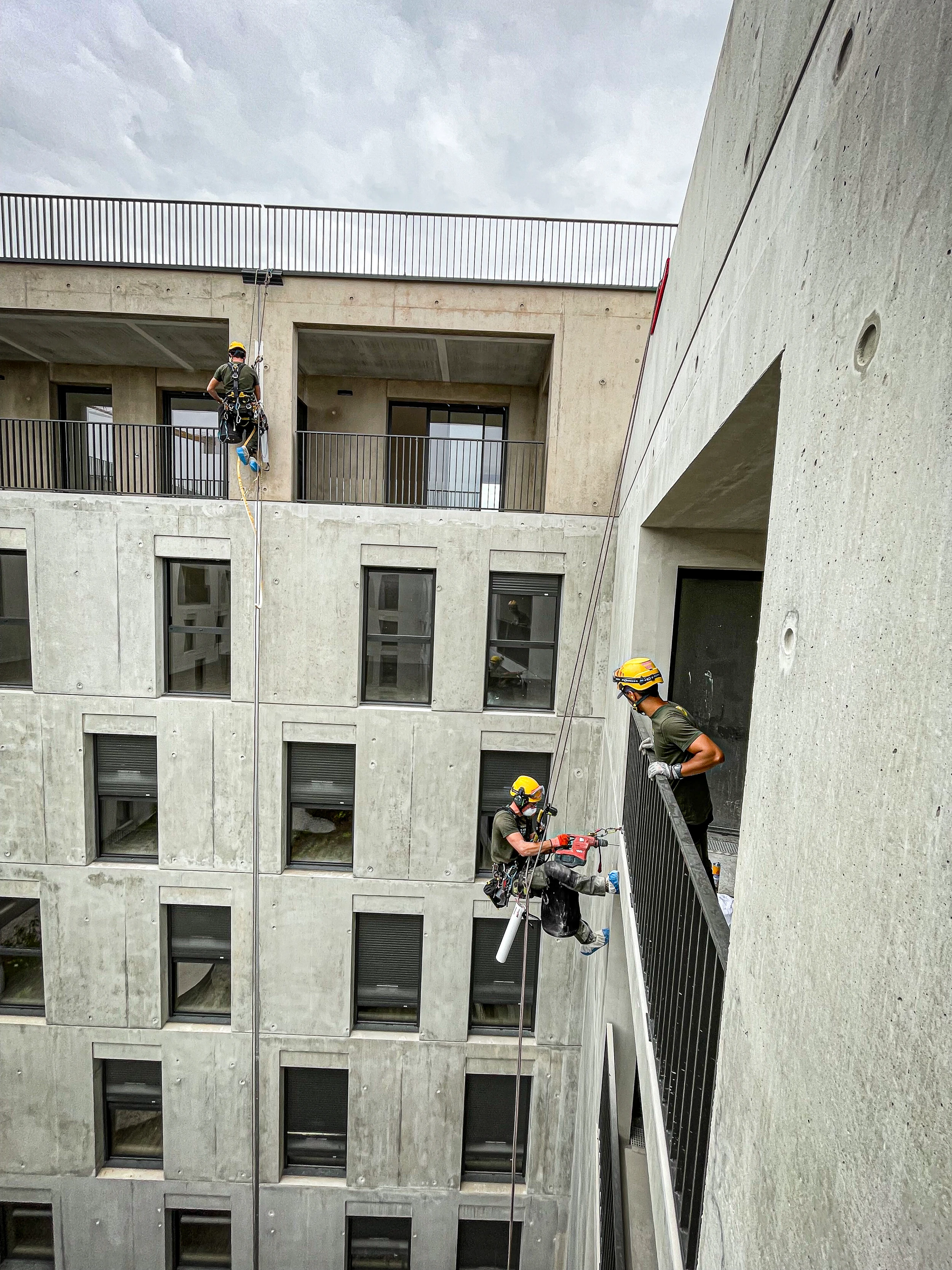 Intervention de cordistes MS Access pour emballé c’est pesé chez QUANTHIC OCEAN à Bordeaux (bâtiment) – 1